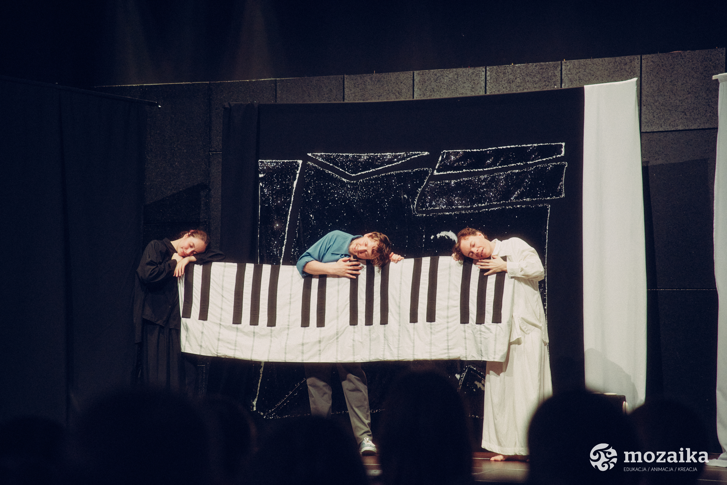 2025_Mozaika_bieli-i-czerni_10-10-25_JanBillert_mniejsze_logotyp_140