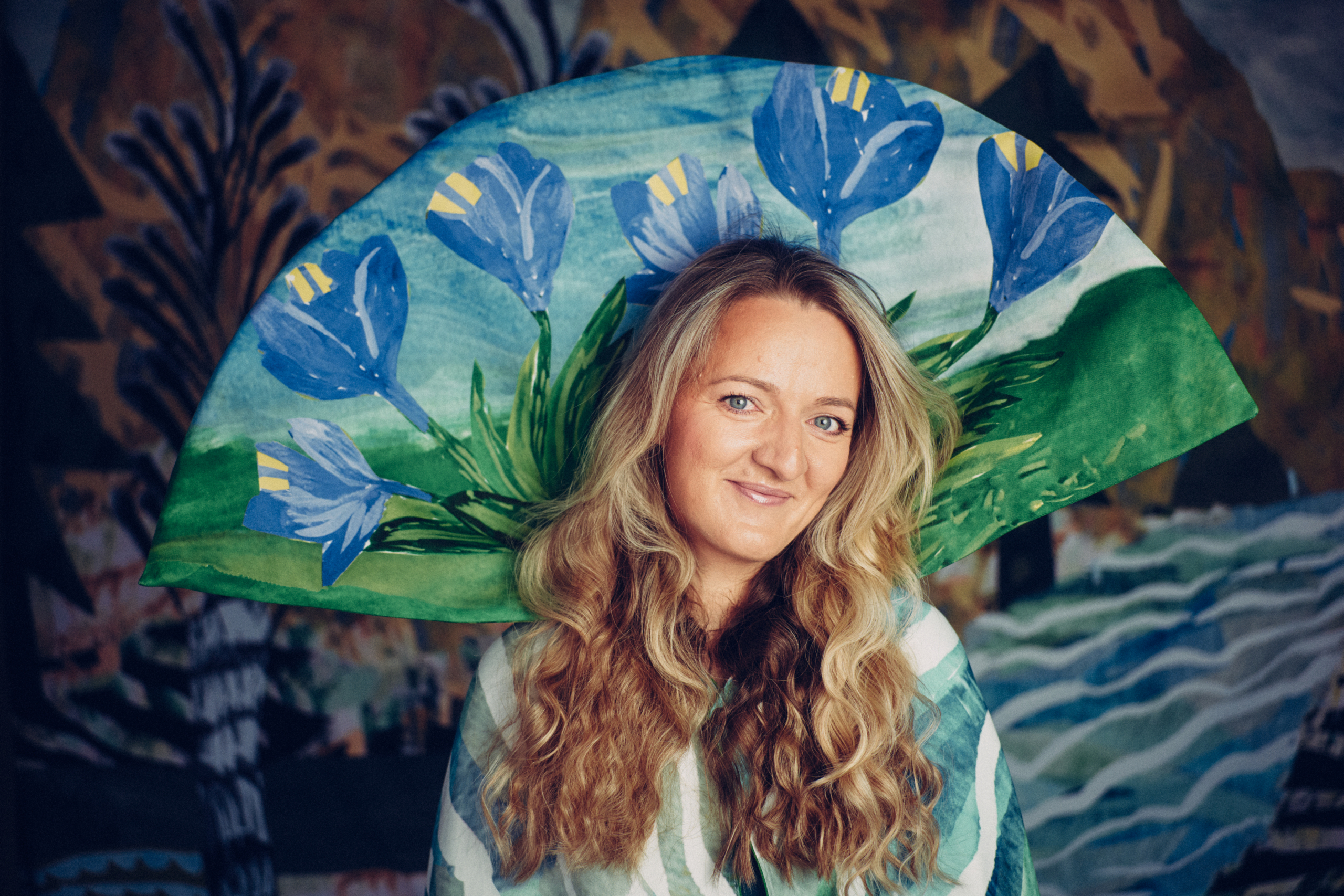 A wiosenka na płocie w tej zielonej kapocie